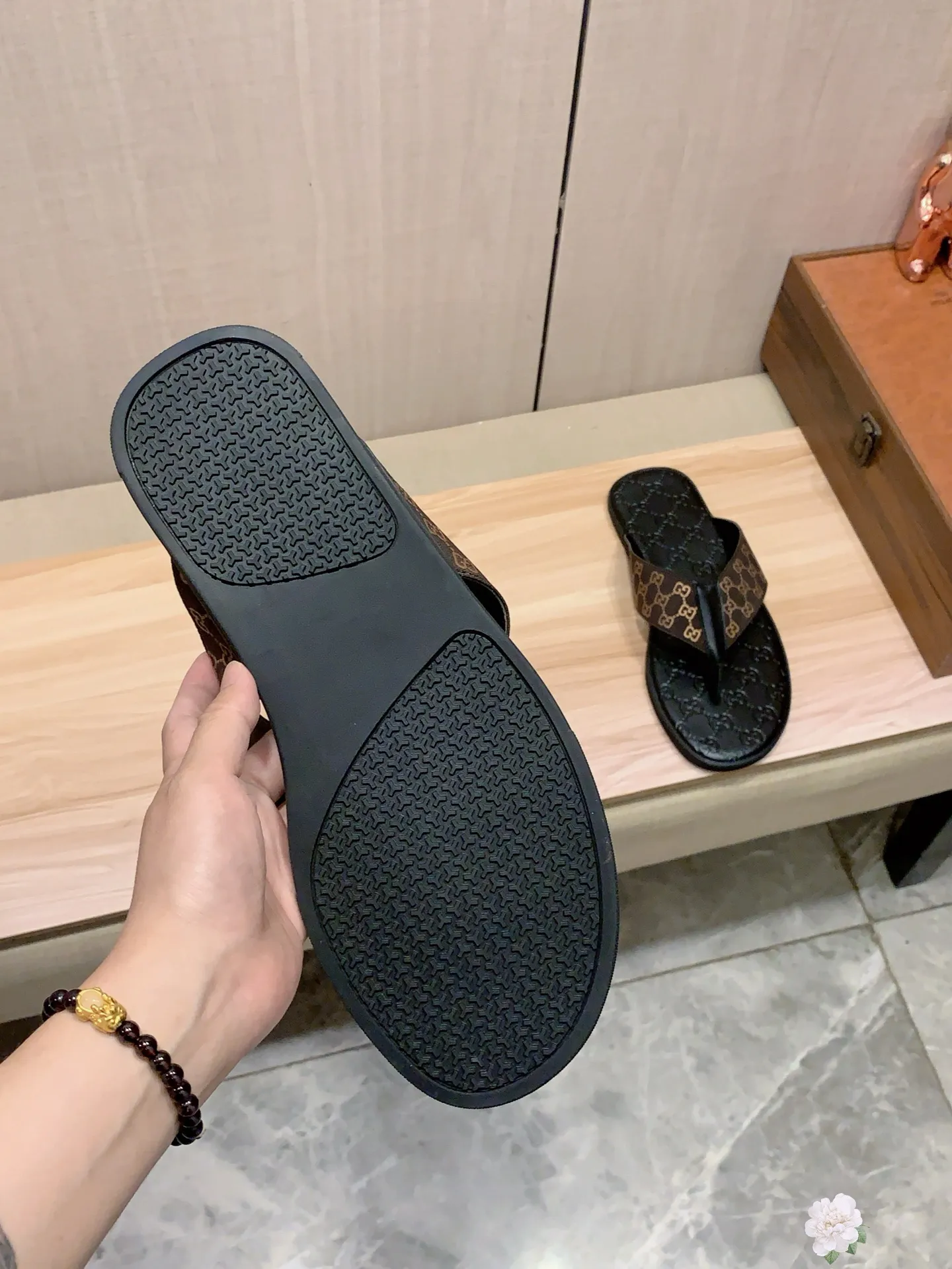 Slippers: New model: Factory price: 260💰💰🎩🎩🔥🔥《 Gucci* 》Series of slippers top purchasing agent🔍🔍Sold at the same time for men, original Italian imported webbing made of selected cowhide, exquisite workmanship,), sole: (super comfortable) original factory special sole, ⚠️exclusive double-layer movable molded sole super comfortable⚠️, real shot🎬the real thing is more beautiful🔍🔍266 regular code 38-44, can be ordered 45.